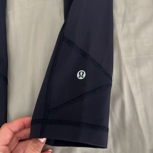 Lululemon navy cropped leggings sz 2 - Picture 2 of 4